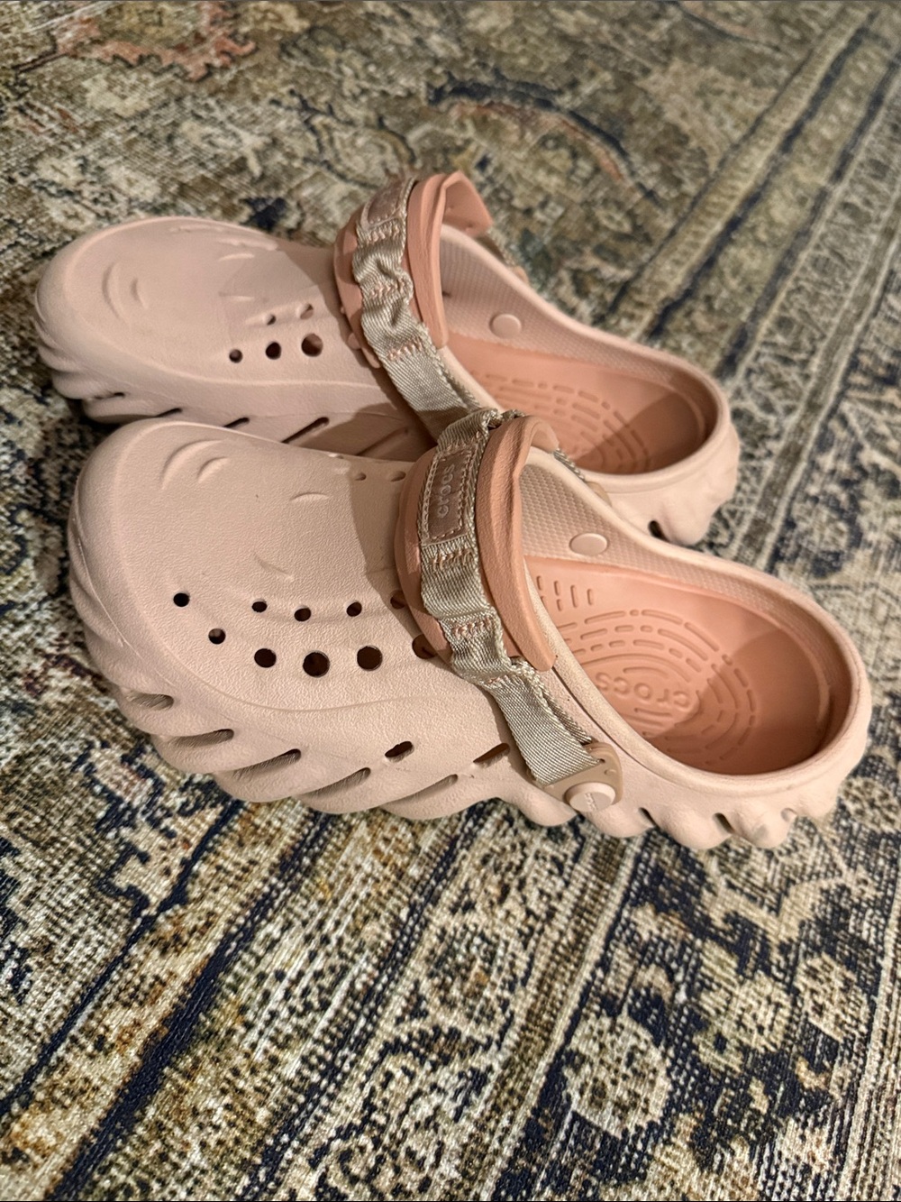 CROCS Classic Sandal Clog in Light Pink
